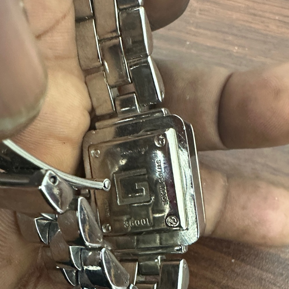 Gucci Women’s Fashion Designer Black and Silver Timepiece Casual Formal Wear. - Picture 6 of 6